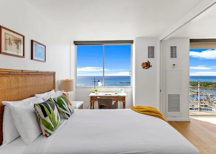 Ilikai Marina 1Br Condo, Ocean View Haven